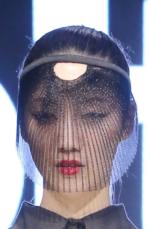 Pitour:  | headpiece/mask/pleated mesh- black